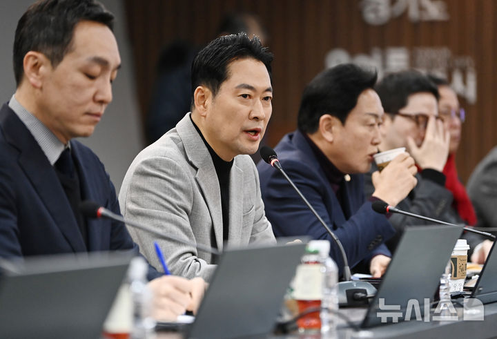 장동혁 "국힘 비난글 6만여개 X계정 中 접속…외인 여론 왜곡 한국 위협"