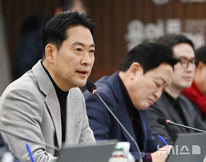 [용인=뉴시스] 김종택 기자 = 장동혁 국민의힘 대표가 9일 경기 용인시 처인구 SK하이닉스 용인 반도체 클러스터 조성사업 현장을 방문해 발언하고 있다. 2026.01.09. jtk@newsis.com