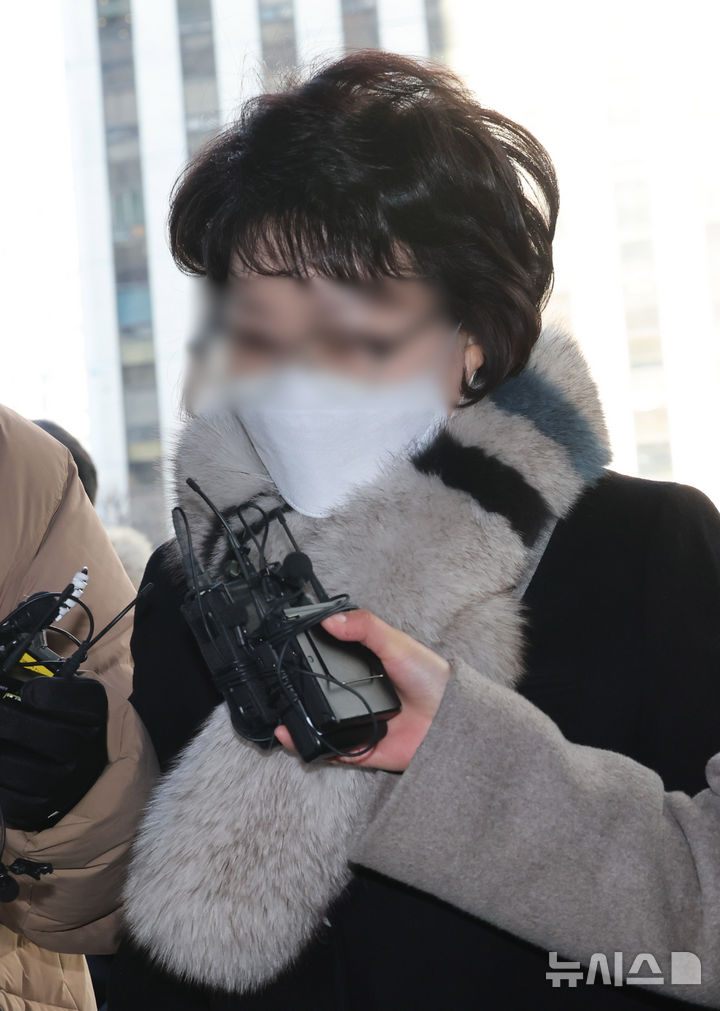 [서울=뉴시스] 배훈식 기자 = 김병기 더불어민주당 의원 공천헌금 의혹 탄원서를 작성한 전 동작구의원 A씨가 9일 오전 서울 마포구 서울경찰청 광역수사단 청사로 출석하며 취재진의 질문에 입을 닫고 있다. 2026.01.09. dahora83@newsis.com