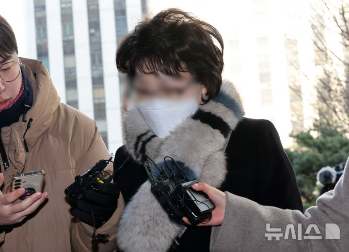 [서울=뉴시스] 배훈식 기자 = 김병기 더불어민주당 의원 공천헌금 의혹 탄원서를 작성한 전 동작구의원 A씨가 9일 오전 서울 마포구 서울경찰청 광역수사단 청사로 출석하며 취재진의 질문에 입을 닫고 있다. 2026.01.09. dahora83@newsis.com