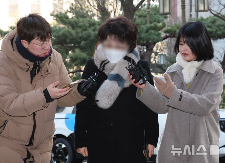 [서울=뉴시스] 배훈식 기자 = 김병기 더불어민주당 의원 공천헌금 의혹 탄원서를 작성한 전 동작구의원 A씨가 9일 오전 서울 마포구 서울경찰청 광역수사단 청사로 출석하고 있다. 2026.01.09. dahora83@newsis.com