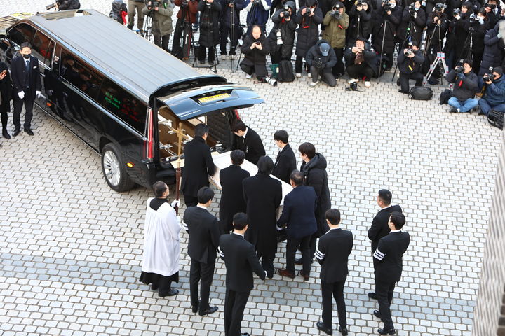 [서울=뉴시스] 9일 서울 중구 주교좌 명동대성당에서 故 안성기(사도 요한) 배우의 장례미사를 마친 후 유가족을 비롯해 동료 배우, 시민들이 고인을 배웅하고 있다. (사진=천주교 서울대교구 제공). 2026.01.09. photo@newsis.com *재판매 및 DB 금지