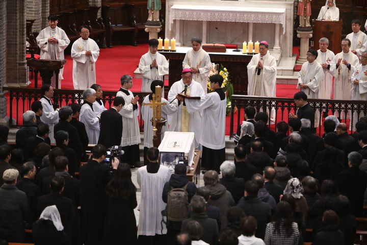 [서울=뉴시스] 천주교 서울대교구장 정순택 대주교가 9일 서울 중구 주교좌 명동대성당에서 거행된 故 안성기(사도 요한) 배우의 장례미사를 집전하고 있다. (사진=천주교 서울대교구 제공). 2026.01.09. photo@newsis.com *재판매 및 DB 금지