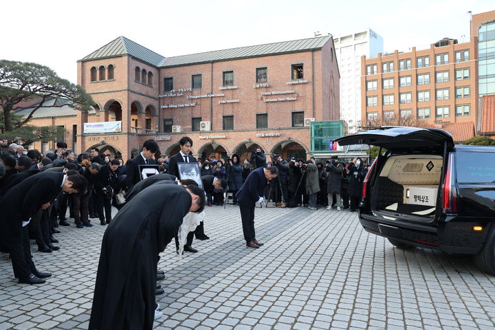[서울=뉴시스] 9일 서울 중구 주교좌 명동대성당에서 故 안성기(사도 요한) 배우의 장례미사를 마친 후 유가족을 비롯해 동료 배우, 시민들이 고인을 배웅하고 있다. (사진=천주교 서울대교구 제공). 2026.01.09. photo@newsis.com *재판매 및 DB 금지