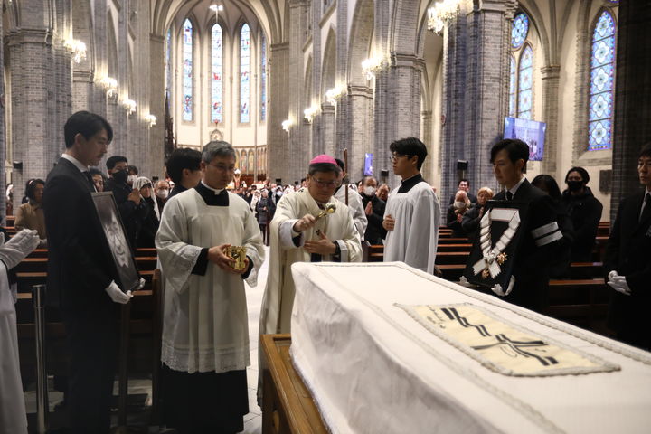 [서울=뉴시스] 천주교 서울대교구장 정순택 대주교가 9일 서울 중구 주교좌 명동대성당에서 거행된 故 안성기(사도 요한) 배우의 장례미사를 집전하고 있다. (사진=천주교 서울대교구 제공). 2026.01.09. photo@newsis.com *재판매 및 DB 금지