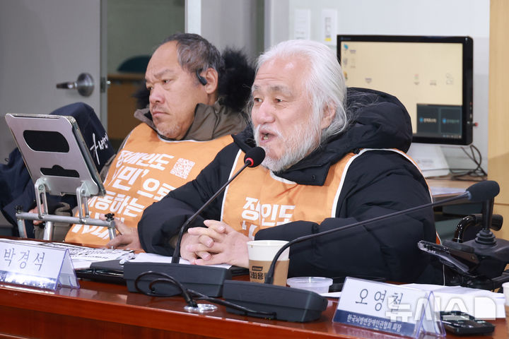 [서울=뉴시스] 고승민 기자 = 신고 없이 집회를 하고 버스를 가로막아 운행을 방해한 혐의 등으로 재판에 넘겨진 박경석 전국장애인차별철폐연대(전장연) 상임공동대표가 벌금 200만원을 선고받았다. 사진은 박 대표가 지난 1월 9일 서울 여의도 국회 의원회관에서 열린 더불어민주당-전국장애인차별철폐연대와의 대화에서 인사말을 하고 있는 모습. 2026.06.11. kkssmm99@newsis.com