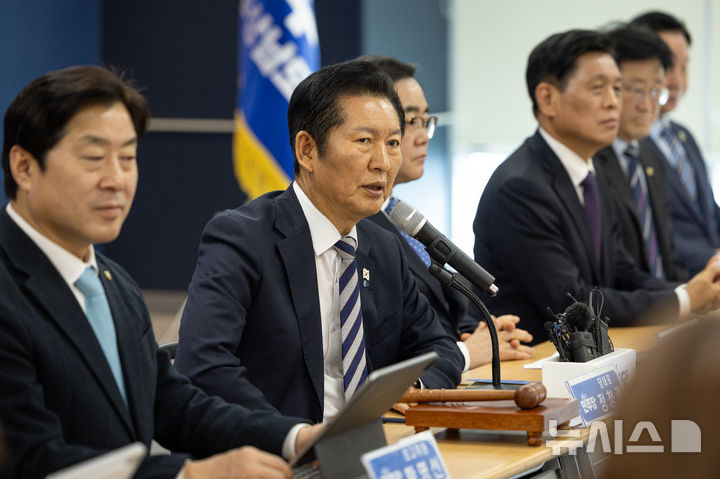 [서울=뉴시스] 고승민 기자 = 정청래 더불어민주당 대표가 9일 경남 창원 경남도당 대회의실에서 열린 민생 현장 최고위원회의에서 발언하고 있다. (사진=더불어민주당 제공) 2026.01.09. photo@newsis.com