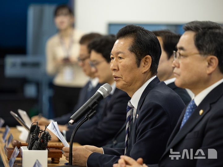 [서울=뉴시스] 고승민 기자 = 정청래 더불어민주당 대표가 9일 경남 창원 경남도당 대회의실에서 열린 민생 현장 최고위원회의에서 발언하고 있다. (사진=더불어민주당 제공) 2026.01.09. photo@newsis.com