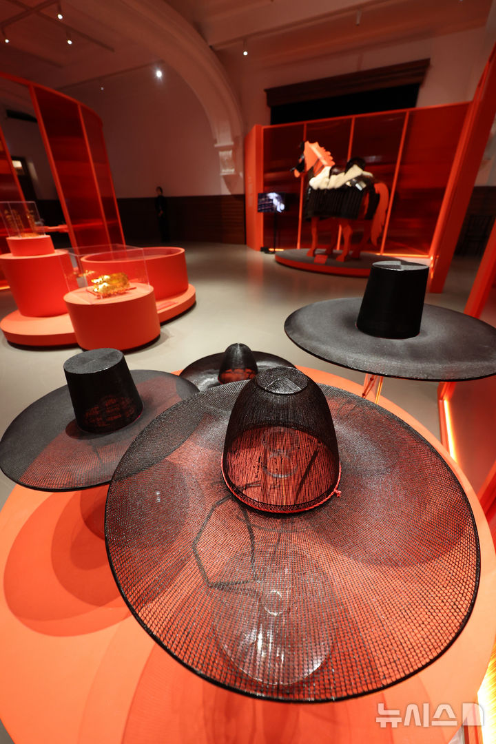 [서울=뉴시스] 배훈식 기자 = 국가유산청 말의 해 특별전 '말, 영원의 질주'가 개막한 9일 오전 서울 중구 신세계백화점 본점 더 헤리티지에 갓이 전시돼 있다. 총 5부로 구성된 이번 특별전은 선사시대부터 현재까지 인간의 역사와 함께한 말을 시간의 흐름 속에서 보여준다. 2026.01.09. dahora83@newsis.com