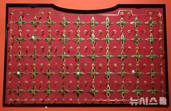 [서울=뉴시스] 배훈식 기자 = 국가유산청 말의 해 특별전 '말, 영원의 질주'가 개막한 9일 오전 서울 중구 신세계백화점 본점 더 헤리티지에 경주 쪽샘 44호분에서 출토된 비단벌레 장식 말다래 재현품 전시돼 있다. 총 5부로 구성된 이번 특별전은 선사시대부터 현재까지 인간의 역사와 함께한 말을 시간의 흐름 속에서 보여준다. 2026.01.09. dahora83@newsis.com