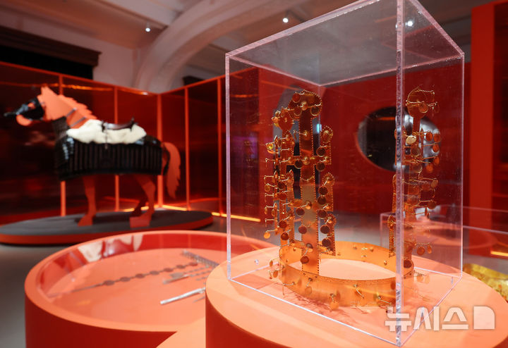 [서울=뉴시스] 배훈식 기자 = 국가유산청 말의 해 특별전 '말, 영원의 질주'가 개막한 9일 오전 서울 중구 신세계백화점 본점 더 헤리티지에 신라 금관이 전시돼 있다. 총 5부로 구성된 이번 특별전은 선사시대부터 현재까지 인간의 역사와 함께한 말을 시간의 흐름 속에서 보여준다. 2026.01.09. dahora83@newsis.com