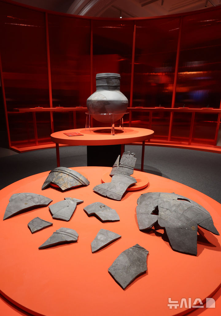 [서울=뉴시스] 배훈식 기자 = 국가유산청 말의 해 특별전 '말, 영원의 질주'가 개막한 9일 오전 서울 중구 신세계백화점 본점 더 헤리티지에 신라 토우와 토기가 전시돼 있다. 총 5부로 구성된 이번 특별전은 선사시대부터 현재까지 인간의 역사와 함께한 말을 시간의 흐름 속에서 보여준다. 2026.01.09. dahora83@newsis.com