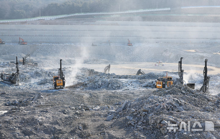 [용인=뉴시스] 김종택 기자 = 지난 9일 경기도 용인시 처인구 원삼면 용인반도체클러스터 일반산업단지 공사현장에서 분주하게 공사가 진행되고 있다. (공동취재) 2026.01.09. photo@newsis.com