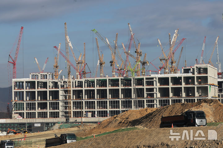 [용인=뉴시스] 김종택 기자 = 9일 경기도 용인시 처인구 원삼면 용인반도체클러스터 일반산업단지 공사현장에서 분주하게 공사가 진행되고 있다. (공동취재) 2026.01.09. photo@newsis.com