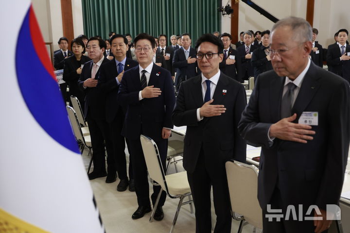 [서울=뉴시스] 최동준 기자 = 이재명 대통령이 9일 청와대에서 열린 경제성장전략 국민보고회에서 참석자들과 국민의례를 하고 있다. 2026.01.09. photocdj@newsis.com