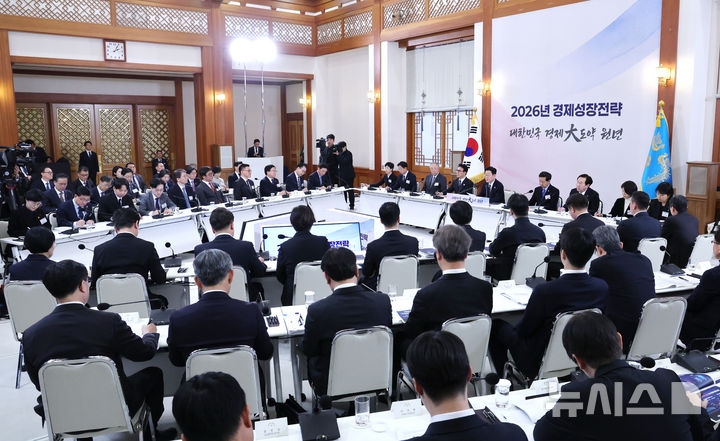 [서울=뉴시스] 최동준 기자 = 이재명 대통령이 9일 청와대에서 열린 경제성장전략 국민보고회에서 발언하고 있다. (청와대통신사진기자단) 2026.01.09. photocdj@newsis.com