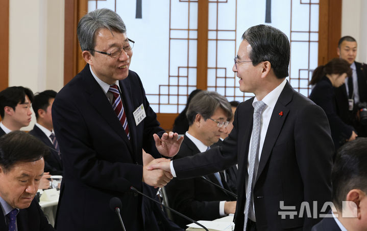 [서울=뉴시스] 최동준 기자 = 김용범 정책실장(오른쪽)과 김성식 국민경제자문회의 부의장이 9일 청와대에서 열린 경제성장전략 국민보고회에서 대화하고 있다. (청와대통신사진기자단). 2026.01.09. photocdj@newsis.com