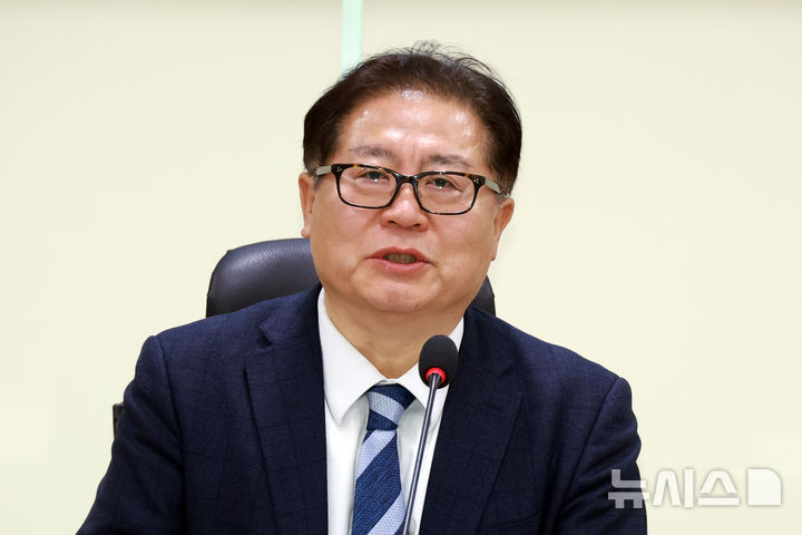 [서울=뉴시스] 고승민 기자 = 이재영 민주연구원장이 9일 서울 여의도 국회 의원회관에서 열린 '베네수엘라 사태 : 글로벌 함의와 우리의 대응' 긴급 토론회에서 인사말을 하고 있다. 2026.01.09. kkssmm99@newsis.com
