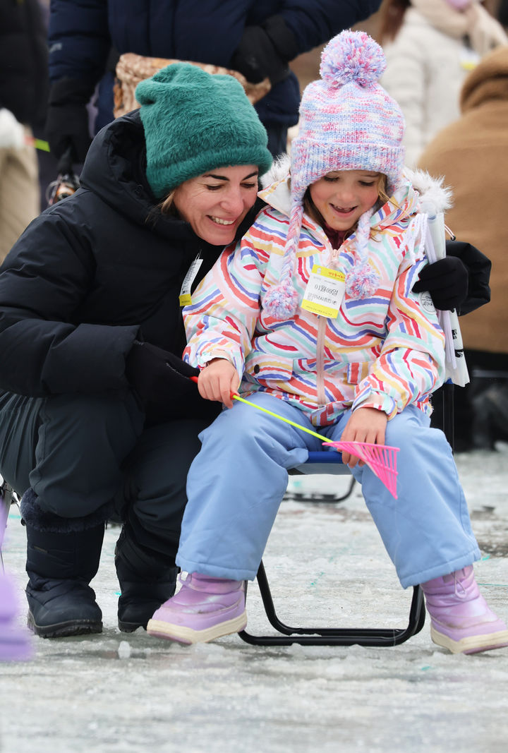 [서울=뉴시스] 9일 강원도 평창군 진부면 오대천 일원에 개막한 대한민국 대표 겨울축제 '평창송어축제'를 찾은 외국인 방문객들이 송어 얼음낚시를 즐기고 있다. 개막 20주년을 맞는 올해 축제는 ‘겨울이 더 즐거운 송어 나라, 평창’이라는 주제 아래 메인프로그램인 송어낚시를 넘어 전시·문화·휴식 콘텐츠를 강화한 겨울 종합 관광축제로 내달 9일 까지 방문객을 맞는다. (사진=평창군 제공). 2026.01.09. photo@newsis.com *재판매 및 DB 금지