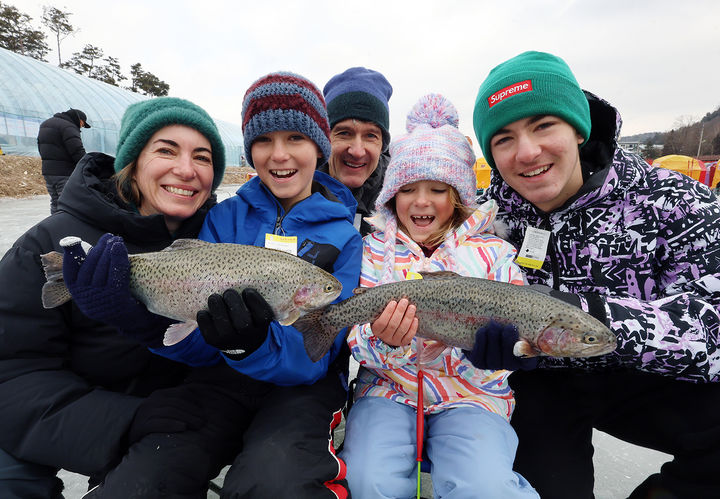 [서울=뉴시스] 9일 강원도 평창군 진부면 오대천 일원에 개막한 대한민국 대표 겨울축제 '평창송어축제'를 찾은 외국인 방문객들이 송어 얼음낚시를 즐기고 있다. 개막 20주년을 맞는 올해 축제는 ‘겨울이 더 즐거운 송어 나라, 평창’이라는 주제 아래 메인프로그램인 송어낚시를 넘어 전시·문화·휴식 콘텐츠를 강화한 겨울 종합 관광축제로 내달 9일 까지 방문객을 맞는다. (사진=평창군 제공). 2026.01.09. photo@newsis.com *재판매 및 DB 금지