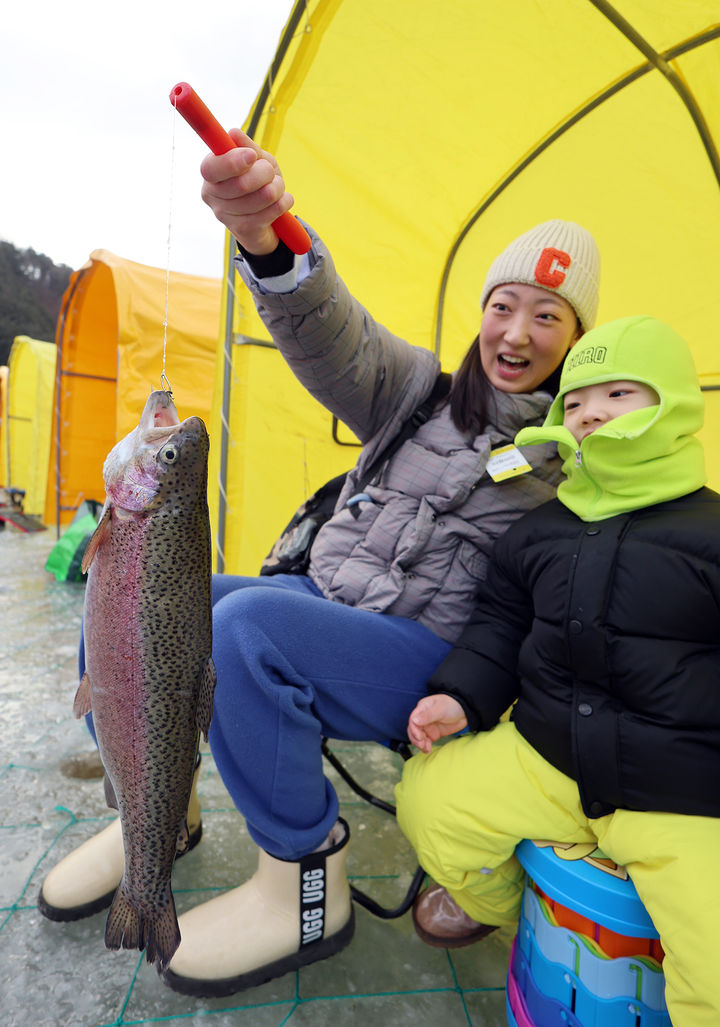 [서울=뉴시스] 9일 강원도 평창군 진부면 오대천 일원에 개막한 대한민국 대표 겨울축제 '평창송어축제'를 찾은 방문객들이 송어 얼음낚시를 즐기고 있다. 개막 20주년을 맞는 올해 축제는 ‘겨울이 더 즐거운 송어 나라, 평창’이라는 주제 아래 메인프로그램인 송어낚시를 넘어 전시·문화·휴식 콘텐츠를 강화한 겨울 종합 관광축제로 내달 9일 까지 방문객을 맞는다. (사진=평창군 제공). 2026.01.09. photo@newsis.com *재판매 및 DB 금지