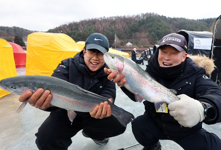[서울=뉴시스] 9일 강원도 평창군 진부면 오대천 일원에 개막한 대한민국 대표 겨울축제 '평창송어축제'를 찾은 방문객들이 송어 얼음낚시를 즐기고 있다. 개막 20주년을 맞는 올해 축제는 ‘겨울이 더 즐거운 송어 나라, 평창’이라는 주제 아래 메인프로그램인 송어낚시를 넘어 전시·문화·휴식 콘텐츠를 강화한 겨울 종합 관광축제로 내달 9일 까지 방문객을 맞는다. (사진=평창군 제공). 2026.01.09. photo@newsis.com *재판매 및 DB 금지