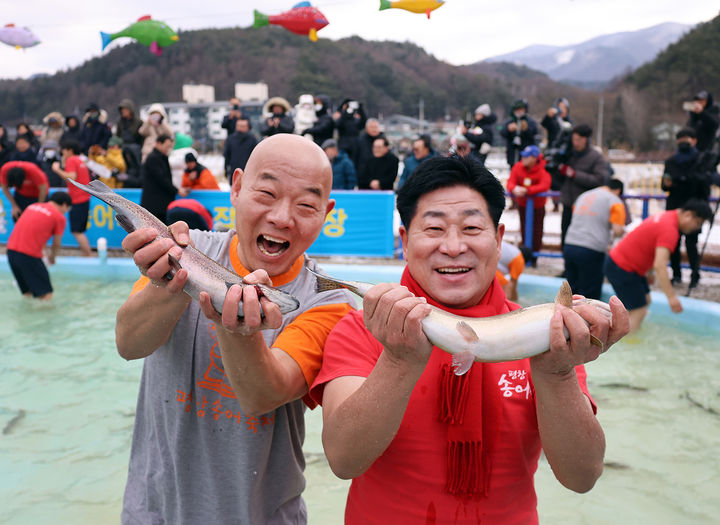 [서울=뉴시스] 9일 강원도 평창군 진부면 오대천 일원에 열린 대한민국 대표 겨울축제 '평창송어축제' 개막식에서 장문혁 축제위원장과 심현정 평창군의원이 송어맨손잡기 체험을 즐기고 있다. 개막 20주년을 맞는 올해 축제는 ‘겨울이 더 즐거운 송어 나라, 평창’이라는 주제 아래 메인프로그램인 송어낚시를 넘어 전시·문화·휴식 콘텐츠를 강화한 겨울 종합 관광축제로 내달 9일 까지 방문객을 맞는다. (사진=평창군 제공). 2026.01.09. photo@newsis.com *재판매 및 DB 금지