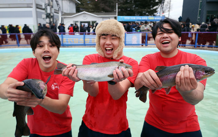 [서울=뉴시스] 9일 강원도 평창군 진부면 오대천 일원에 개막한 대한민국 대표 겨울축제 '평창송어축제'를 찾은 방문객들이 송어 맨손잡기 체험을 즐기고 있다. 개막 20주년을 맞는 올해 축제는 ‘겨울이 더 즐거운 송어 나라, 평창’이라는 주제 아래 메인프로그램인 송어낚시를 넘어 전시·문화·휴식 콘텐츠를 강화한 겨울 종합 관광축제로 내달 9일 까지 방문객을 맞는다. (사진=평창군 제공). 2026.01.09. photo@newsis.com *재판매 및 DB 금지