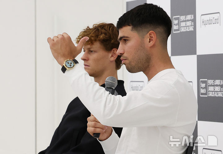 [서울=뉴시스] 이영환 기자 = 남자 테니스 세계랭킹 1위 카를로스 알카라스(스페인)가 9일 오후 서울 영등포구 현대카드에서 열린 슈퍼매치 14 사전 기자회견에 참석해 취재진의 질문에 답하고 있다. 왼쪽은 세계랭킹 2위 얀니크 신네르(이탈리아). 2026.01.09. 20hwan@newsis.com