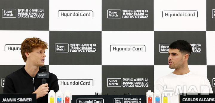 [서울=뉴시스] 이영환 기자 = 남자 테니스 세계랭킹 2위 얀니크 신네르(이탈리아)가 9일 오후 서울 영등포구 현대카드에서 열린 슈퍼매치 14 사전 기자회견에 참석해 소감을 전하고 있다. 오른쪽은 세계랭킹 1위 카를로스 알카라스(스페인). 2026.01.09. 20hwan@newsis.com