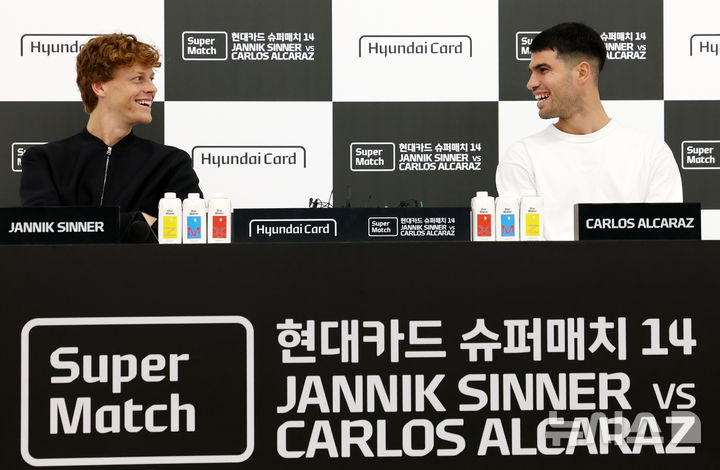 [서울=뉴시스] 이영환 기자 = 남자 테니스 세계랭킹 1위 카를로스 알카라스(스페인)와 2위 얀니크 신네르(이탈리아)가 9일 오후 서울 영등포구 현대카드에서 열린 슈퍼매치 14 사전 기자회견에 참석해 미소를 짓고 있다. 2026.01.09. 20hwan@newsis.com