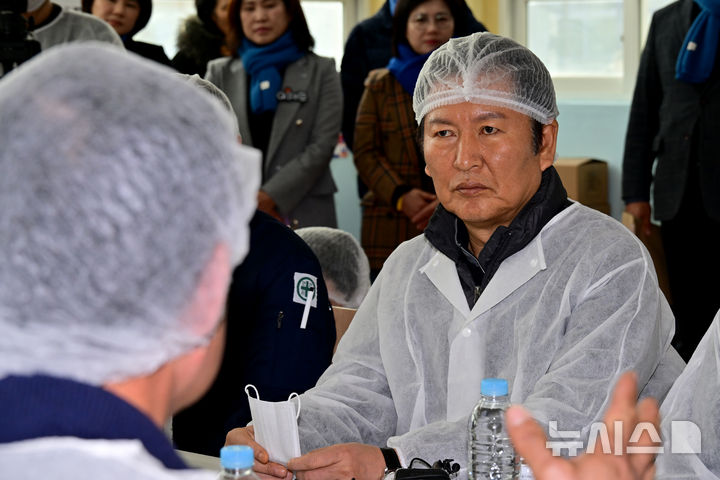 [거제=뉴시스] 차용현 기자 = 9일 오후 더불어민주당 정청래 대표가 경남 거제시 하청면 소재 대일수산을 찾아 관계자들과 간담회를 갖고 애로사항을 청취하고 있다. 2026.01.09. con@newsis.com