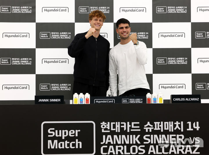 [서울=뉴시스] 이영환 기자 = 남자 테니스 세계랭킹 1위 카를로스 알카라스(스페인)와 2위 얀니크 신네르(이탈리아)가 9일 오후 서울 영등포구 현대카드에서 열린 슈퍼매치 14 사전 기자회견에서 기념촬영을 하고 있다. 2026.01.09. 20hwan@newsis.com