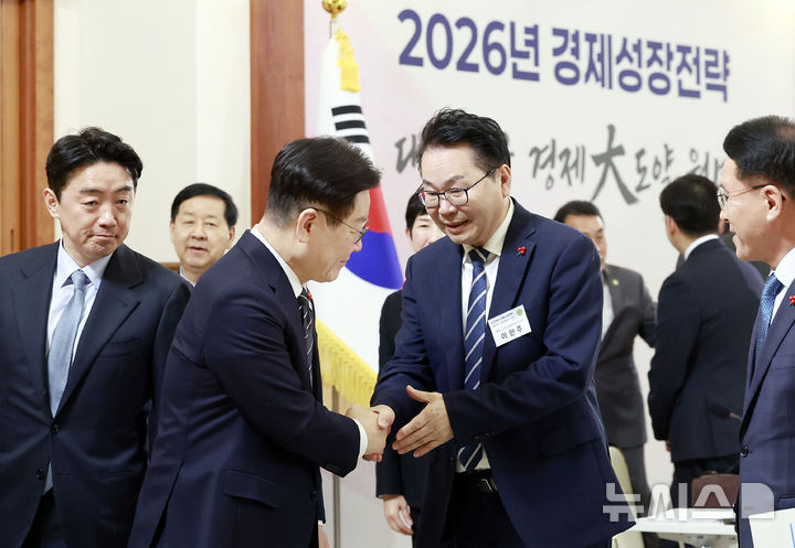 [서울=뉴시스] 최동준 기자 = 이재명 대통령이 9일 청와대에서 열린 경제성장전략 국민보고회를 마친 뒤 이한주 경제인문사회연구회 이사장과 악수하고 있다. 2026.01.09. photocdj@newsis.com