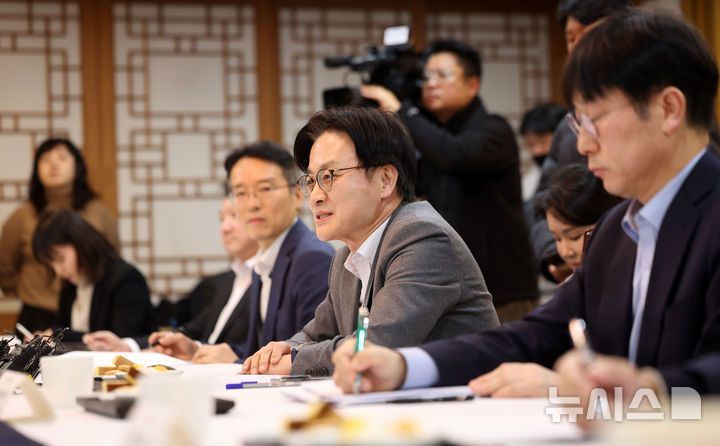 [서울=뉴시스] 김선웅 기자 = 김정관 산업통상부 장관이 9일 서울 종로구 정부서울청사에서 주한미국상공회의소(AMCHAM, 암참) 및 미국계 외투기업 등 암참 회원사와 간담회를 하고 있다. 2026.01.09. mangusta@newsis.com