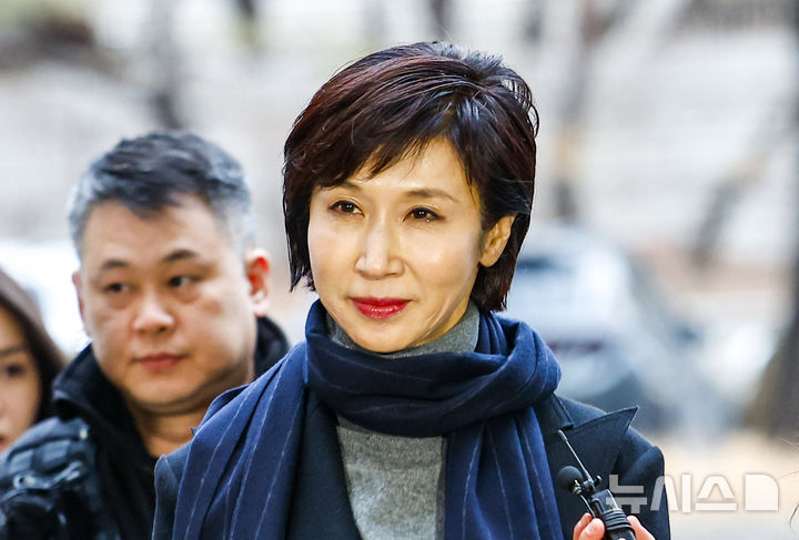 [서울=뉴시스] 정병혁 기자 = '세기의 이혼'으로 불리는 최태원 SK 회장과 노소영 아트센터 나비 관장의 재산 분할 파기 환송심 조정기일이 13일 열린다. 사진은 노 관장이 지난 1월 9일 서울 서초구 서울고등법원에서 열린 최태원 SK그룹 회장과의 재산분할 파기환송심 1차 변론에 출석하는 모습. 2026.05.13. jhope@newsis.com