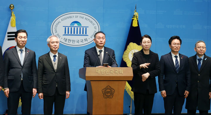 [서울=뉴시스] 고승민 기자 = 더불어민주당 김원이 전남도당위원장과 양부남 광주시당위원장 등 의원들이 9일 서울 여의도 국회 소통관에서 광주전남 통합 관련 청와대 오찬간담회에 대한 브리핑을 하고 있다. (사진=김원이 의원실 제공) 2026.01.09. photo@newsis.com *재판매 및 DB 금지