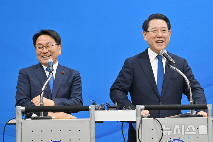 [광주=뉴시스] 이영주 기자 = 강기정(왼쪽) 광주시장과 김영록 전남도지사가 9일 오후 광주 서구 김대중컨벤션센터에서 열린 광주·전남 행정통합 시도민 보고회에 참석해 미소짓고 있다. 2026.01.09. leeyj2578@newsis.com