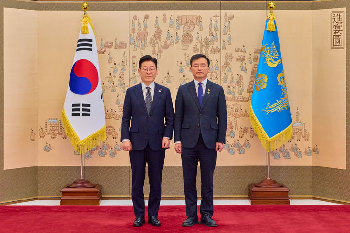 [서울=뉴시스] 최동준 기자 = 이재명 대통령이 9일 청와대에서 김종철 방송미디어통신위원회 위원장에게 임명장을 수여한 뒤 기념촬영을 하고 있다. (사진=청와대 제공) 2026.01.09. photo@newsis.com *재판매 및 DB 금지