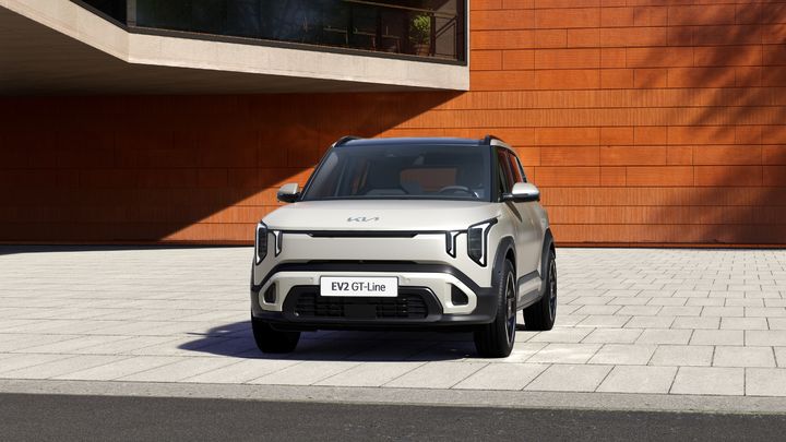 [서울=뉴시스] 기아가 신형 컴팩트 전동화 SUV ‘더 기아 EV2(The Kia EV2, 이하 EV2)’를 9일(현지 시간) 벨기에 브뤼셀 엑스포(Brussels Expo)에서 열린 ‘2026 브뤼셀 모터쇼(Brussels Motor Show 2026)’에서 공개했다.EV2는 도심 주행에 최적화된 제원과 개성 있는 디자인, 차급을 뛰어넘는 실내 공간 및 편의사양을 갖춘 기아의 여섯 번째 전용 전기차로, 컴팩트(글로벌 B 세그먼트) 전동화 SUV 시장에서 새로운 기준을 제시하며 전기차 대중화에 앞장선다. 사진은 기아 EV2 GT 라인 모습. (사진=기아 제공) 2025.01.09. photo@newsis.com *재판매 및 DB 금지