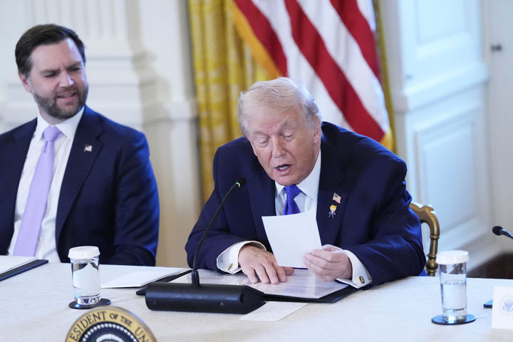 [워싱턴=AP/뉴시스]도널드 트럼프 미 대통령(오른쪽)이 9일(현지시각) 백악관에서 열린 석유기업 대표 간담회에서 발언하고 있다. 2026.1.10.