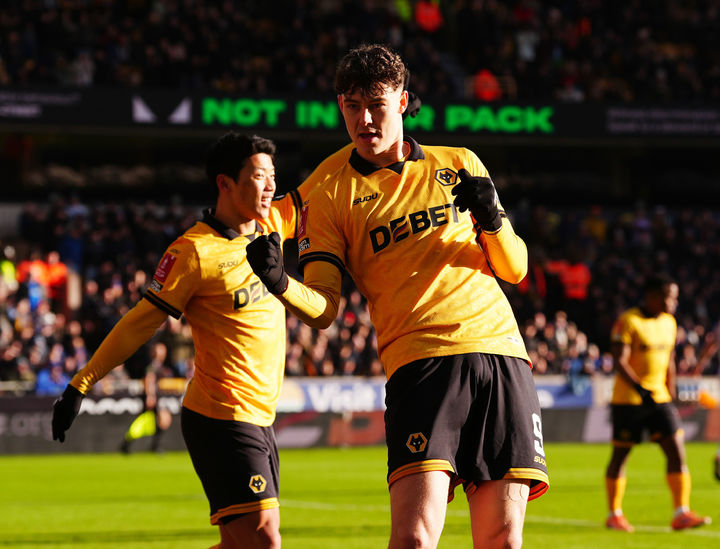 [울버햄프턴=AP/뉴시스] 울버햄프턴 원더러스의 예르겐 스트란드 라르센이 10일(현지 시간) 영국 울버햄프턴의 몰리뉴 스타디움에서 열린 2025-26 잉글랜드 FA컵 3라운드(64강) 리그2(4부) 슈루즈베리와 경기 전반 9분 황희찬(왼쪽)의 도움으로 선제골을 넣은 뒤 세리머니하고 있다. 74분을 소화한 황희찬은 도움을, 라르센은 해트트릭을 기록했다. 울버햄프턴은 6-1로 승리하며 32강에 올랐다. 2026.01.11.