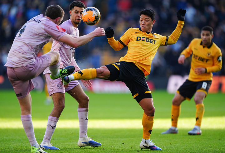 [울버햄프턴=AP/뉴시스] 울버햄프턴 원더러스의 황희찬이 10일(현지 시간) 영국 울버햄프턴의 몰리뉴 스타디움에서 열린 2025-26 잉글랜드 FA컵 3라운드(64강) 리그2(4부) 슈루즈베리와 경기 중 공을 다투고 있다. 74분을 소화한 황희찬은 전반 9분 예르겐 스트란드 라르센의 선제골에 도움을 올렸고, 라르센은 해트트릭을 기록했다. 울버햄프턴은 6-1로 승리하며 32강에 올랐다. 2026.01.11.