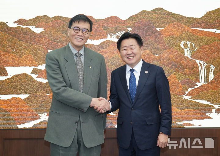 [제주=뉴시스] 오영훈 제주지사가 지난 9일 오후 서울 한국은행 본점에서 이창용(왼쪽) 한국은행 총재와 면담한 후 기념촬영하고 있다. (사진=제주도 제공) 2026.01.10. photo@newsis.com *재판매 및 DB 금지