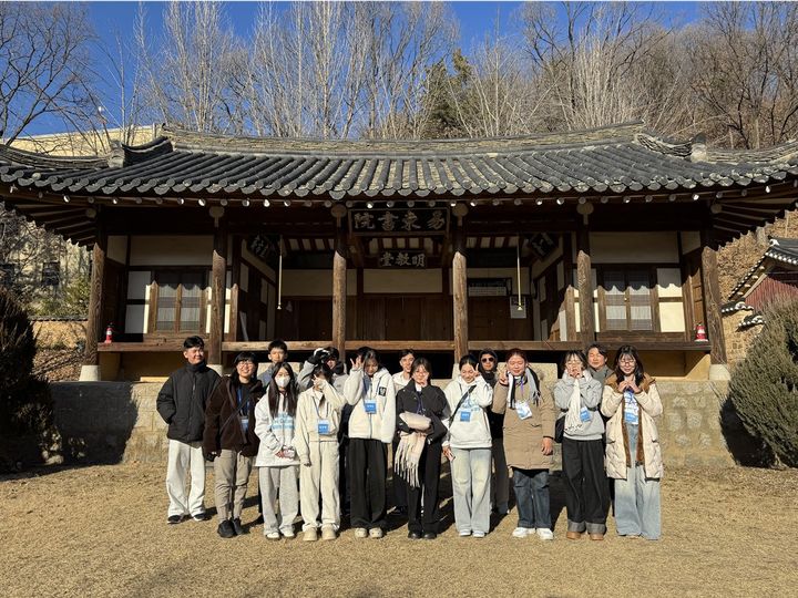 [안동=뉴시스] '인문·AI 융합 역량강화 프로그램' 참가자들이 역동서원을 방문해 기념사진을 찍고 있다. (사진=국립경국대 제공) 2026.01.10. photo@newsis.com *재판매 및 DB 금지