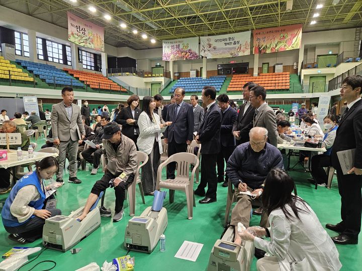 지난해 충북도 농촌 왕진버스 서비스 현장. (사진=충북도 제공) *재판매 및 DB 금지