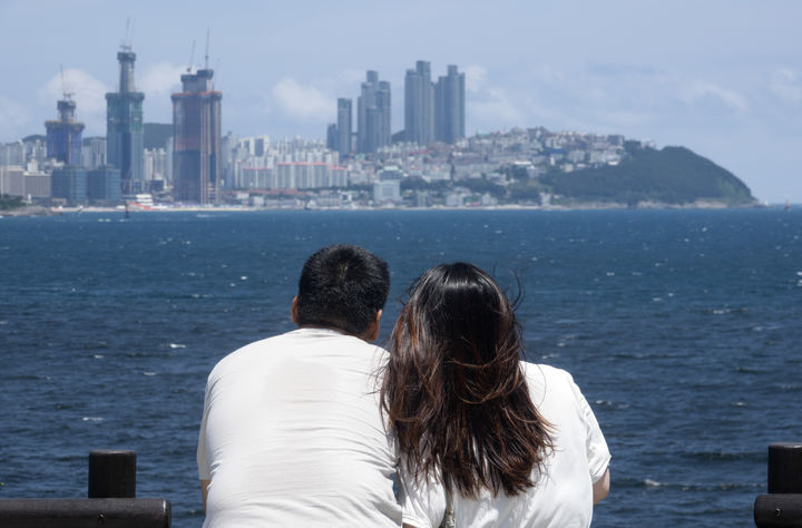"1년 전 아내와 사별한 男과 연애, 도덕적으로 문제 있나요?"