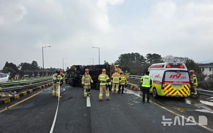 제주 평화로 달리던 음식물처리차량 전도…2명 부상