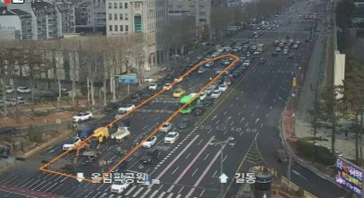 [서울=뉴시스] 서울 강동구 둔촌사거리 인근에서 상수도관 누수로 추정되는 사고가 발생해 도로 일부 차로가 통제되고 있다. (사진=서울교통정보시스템(TOPIS) 갈무리) 2026.01.10. photo@newsis.com *재판매 및 DB 금지