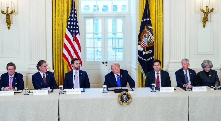[워싱턴=AP/뉴시스] 도널드 트럼프 미국 대통령이 9일 워싱턴 백악관 이스트룸에서 석유회사 임원들과 함께 베네수엘라 석유산업 투자 방안에 대해 논의한 뒤 기자회견을 갖고 있다. 2026.01.10. *재판매 및 DB 금지